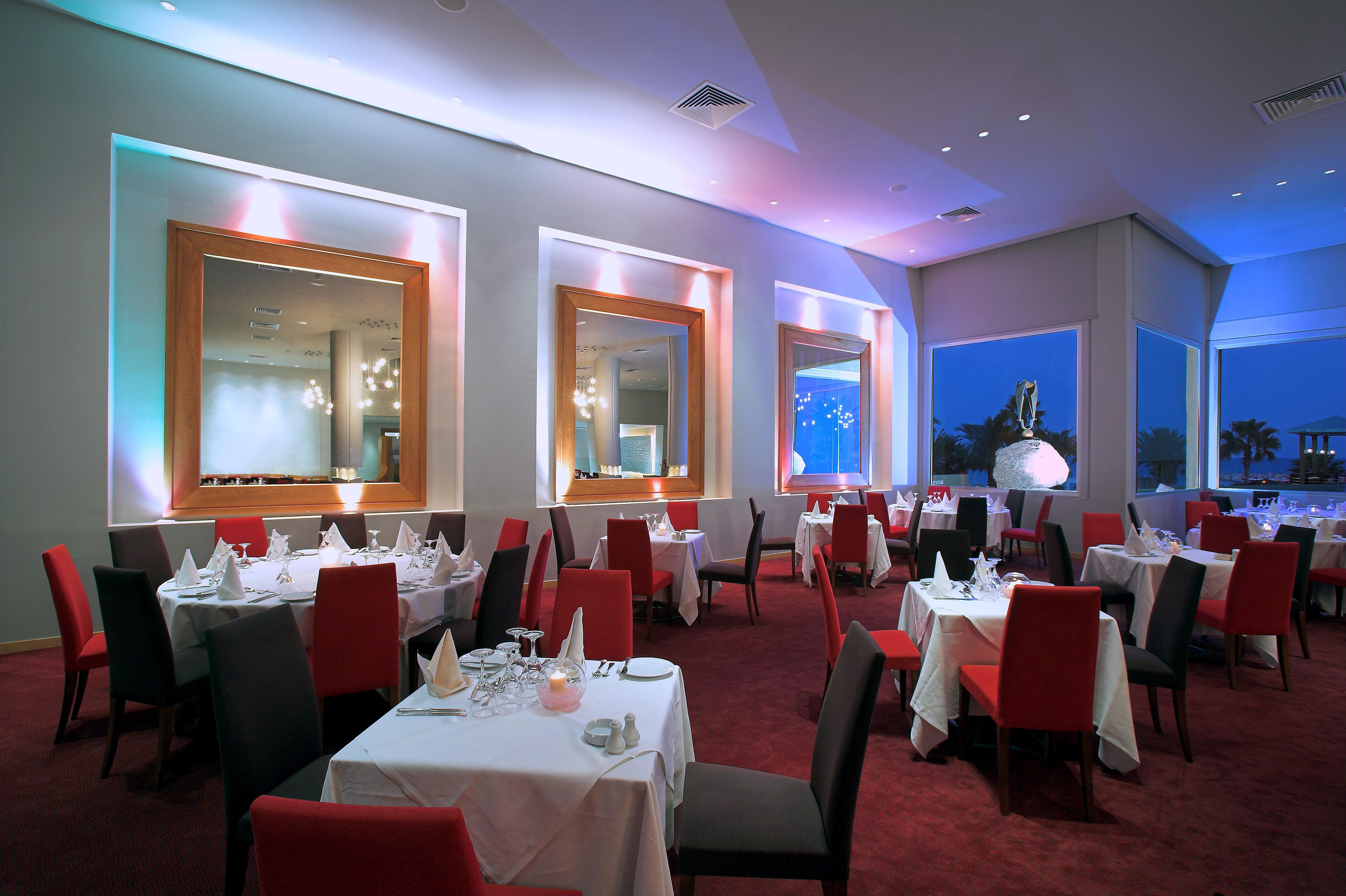 Golden Bay Beach Hotel Larnaca Restaurant photo